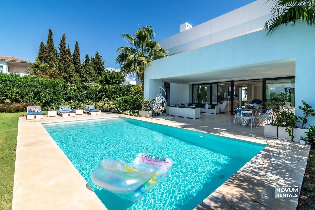 Remarkable 5-Bdrm Villa - Heated Pool & Gym Estepona