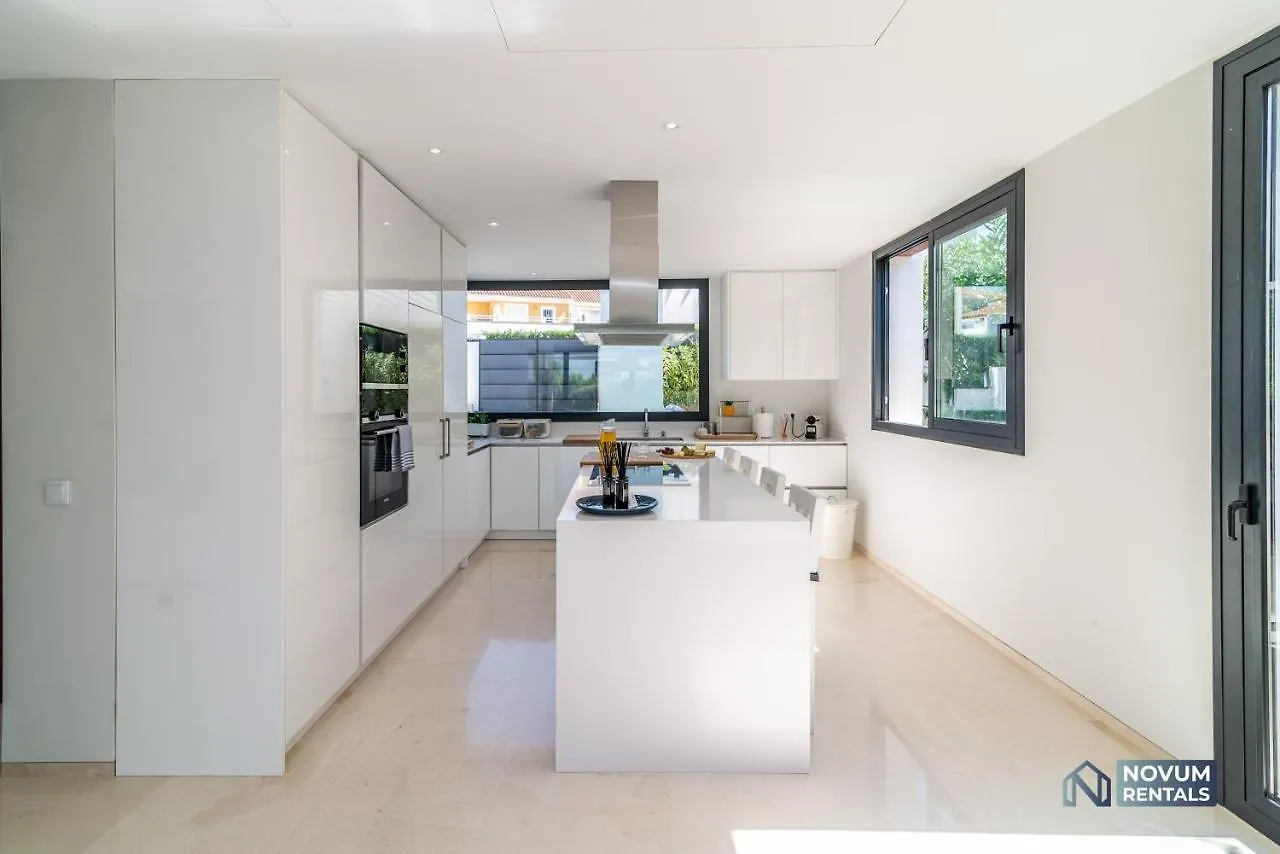 Remarkable 5-Bdrm Villa - Heated Pool & Gym Estepona