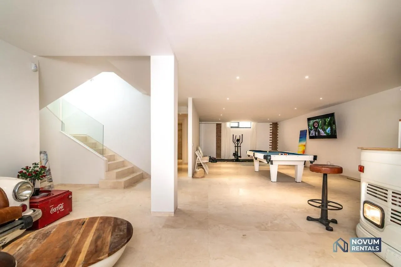 Remarkable 5-Bdrm Villa - Heated Pool & Gym Estepona Spagna