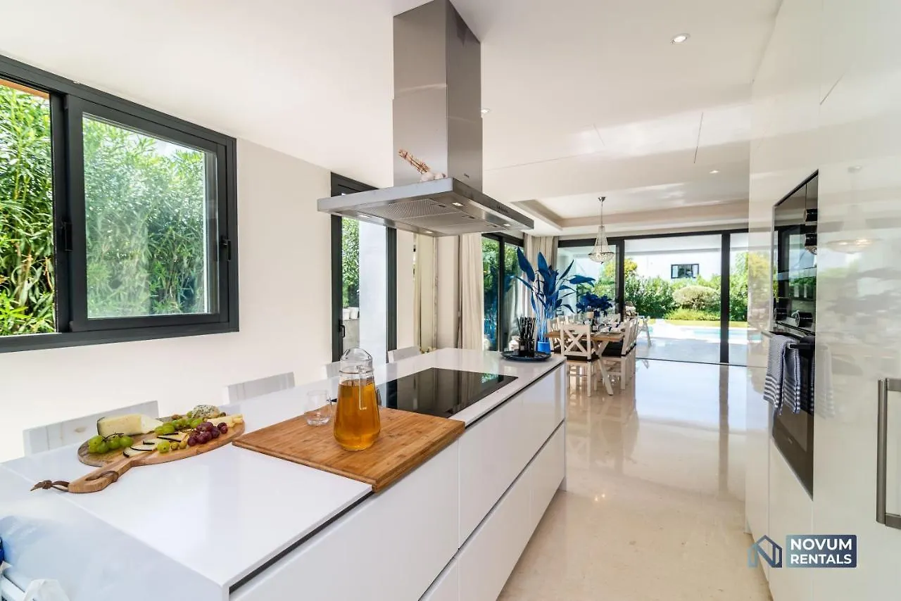 Remarkable 5-Bdrm Villa - Heated Pool & Gym Estepona
