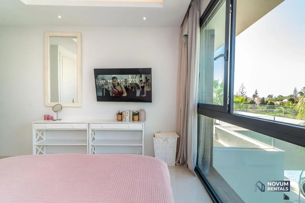 Remarkable 5-Bdrm Villa - Heated Pool & Gym Estepona