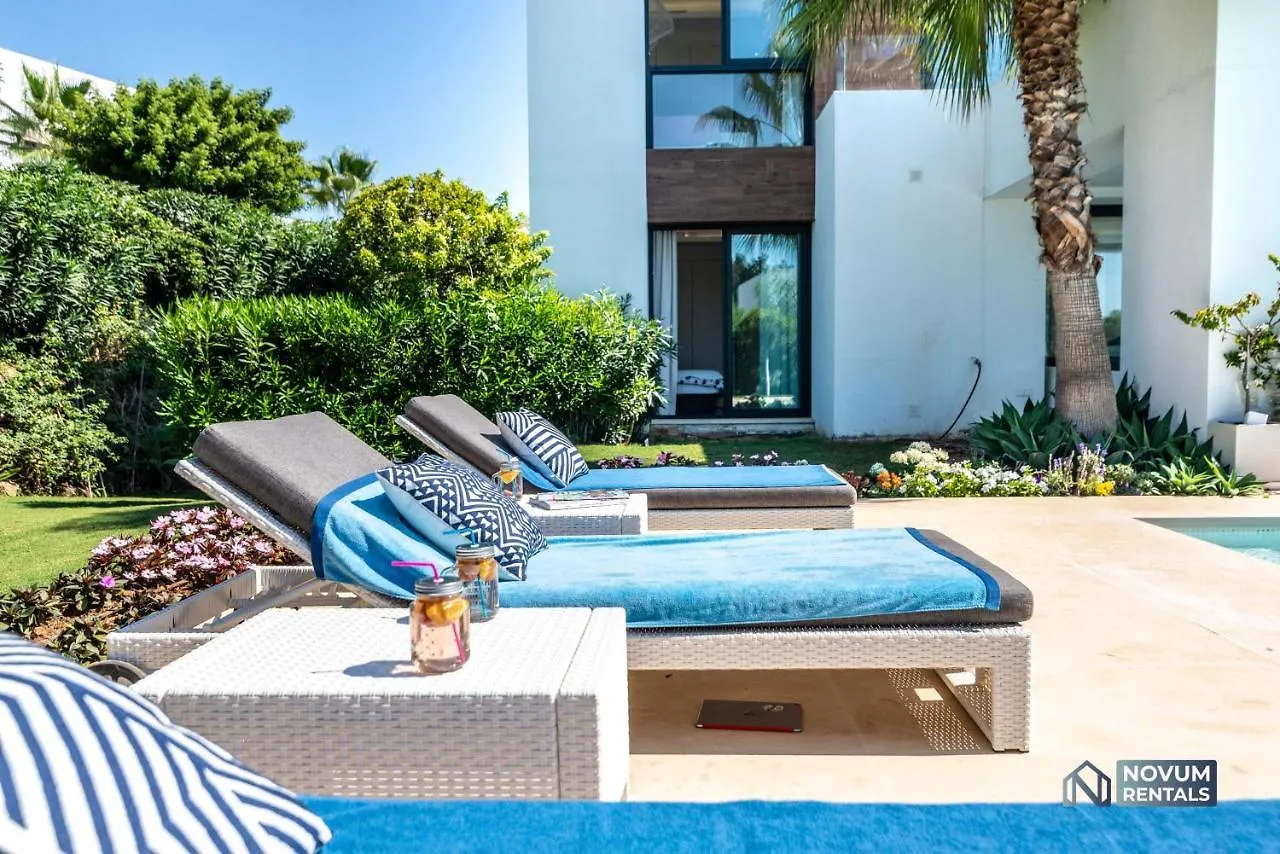 Remarkable 5-Bdrm Villa - Heated Pool & Gym Estepona 0*,