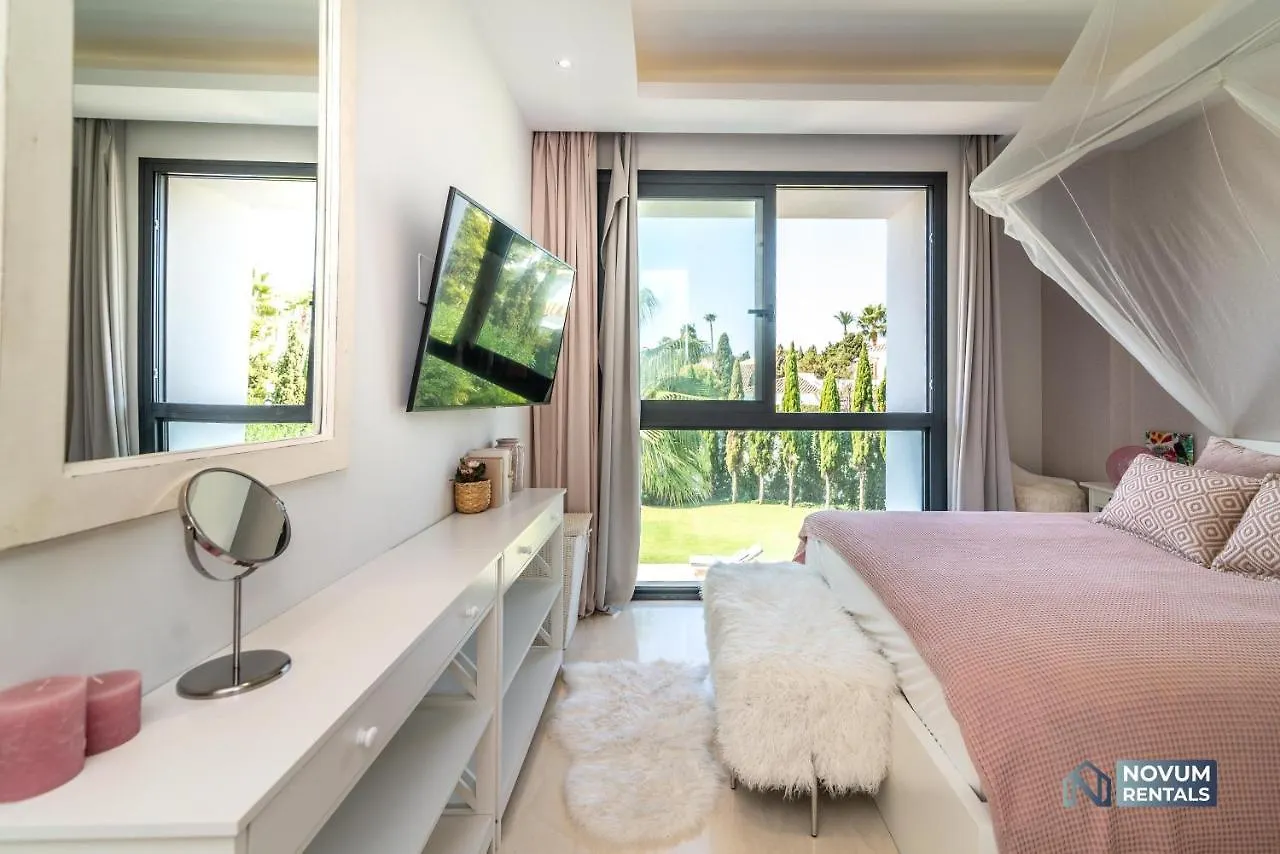 Remarkable 5-Bdrm Villa - Heated Pool & Gym Estepona Spagna