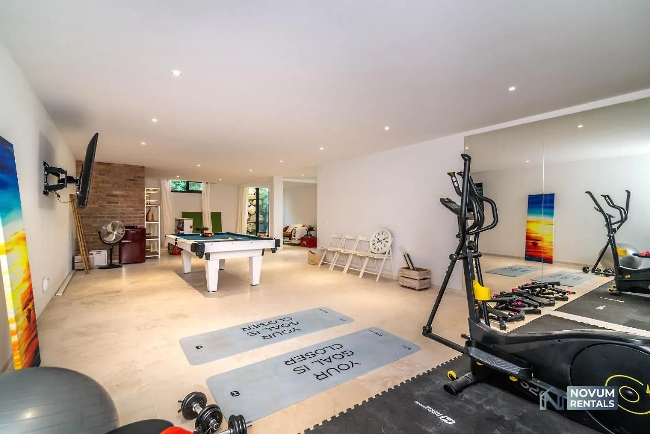 Remarkable 5-Bdrm Villa - Heated Pool & Gym Estepona Spagna