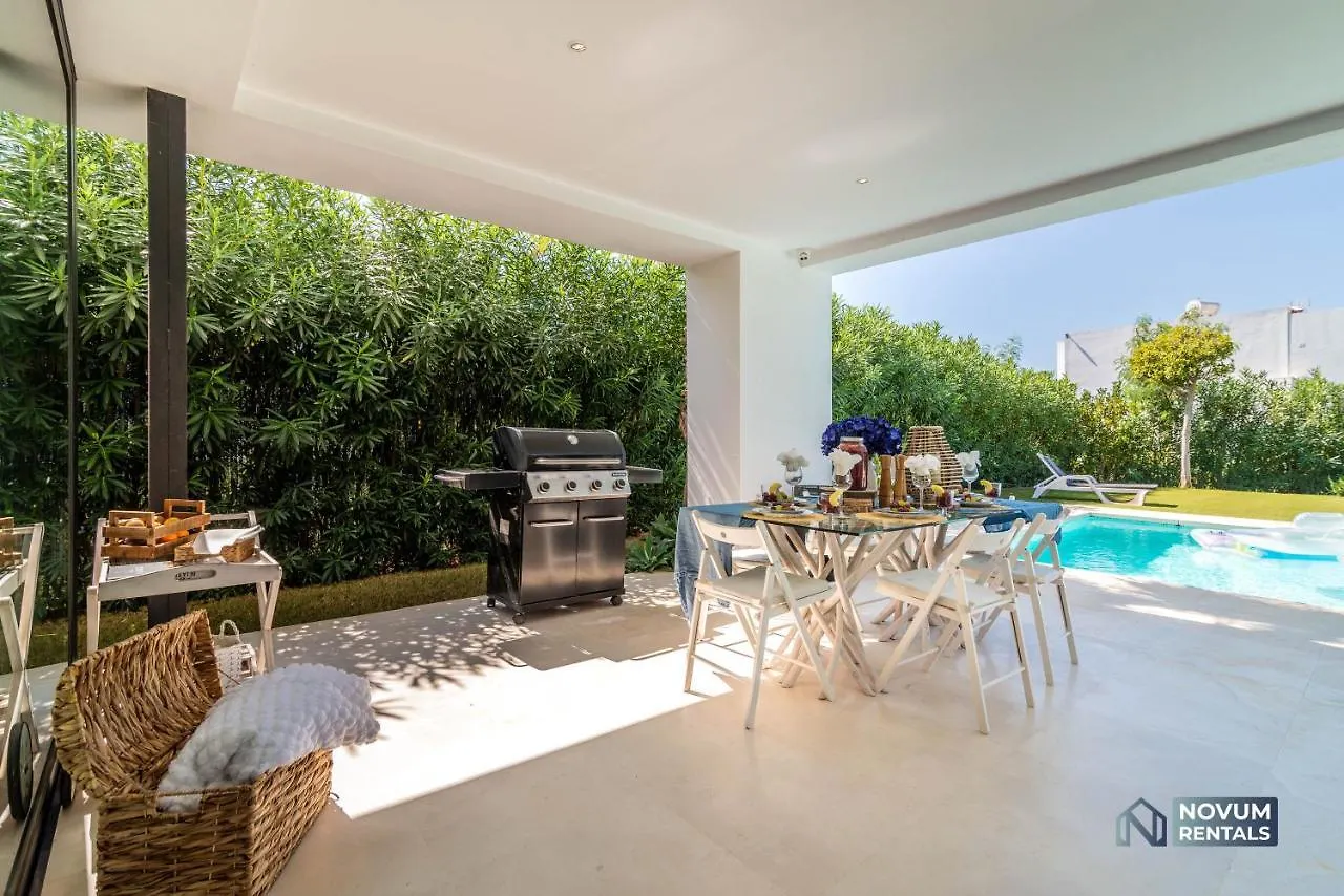Remarkable 5-Bdrm Villa - Heated Pool & Gym Estepona 0*,  Spagna