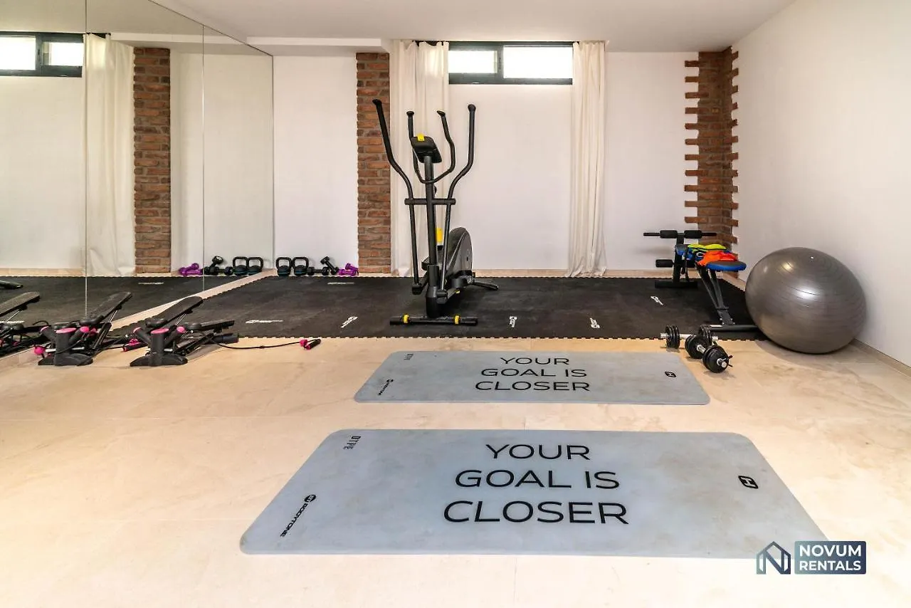 Remarkable 5-Bdrm Villa - Heated Pool & Gym Estepona