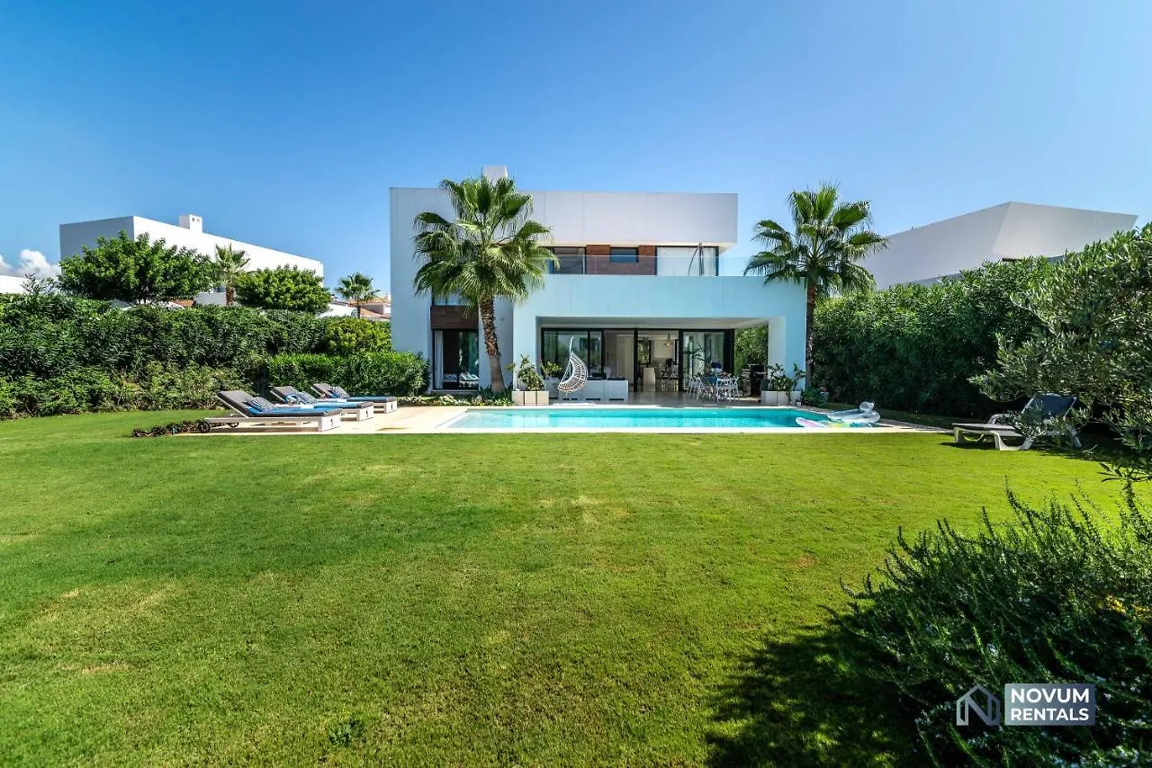 Remarkable 5-Bdrm Villa - Heated Pool & Gym Estepona Spagna